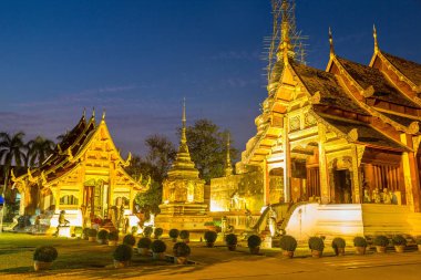Wat Phra Singh - Chiang Mai, Tayland bir yaz günü tapınakta Budistler