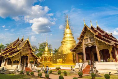 Chiang Mai, Tayland - 29 Mart 2018: Wat Phra Singh - Chiang Mai, Tayland bir yaz günü tapınakta Budistler