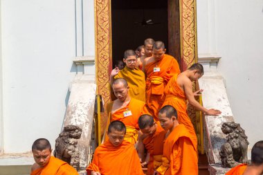 Chiang Mai, Tayland - 29 Mart 2018: Chiang Mai, Tayland Wat Phra Singh tapınağında bir yaz günü parlak turuncu elbiseler giyen Budistler rahipler