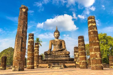 Wat Mahathat tapınakta Sukhothai Tarih Parkı, bir yaz günü Tayland