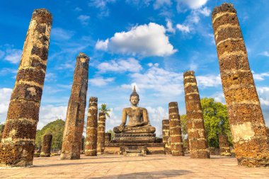 Wat Mahathat tapınakta Sukhothai Tarih Parkı, bir yaz günü Tayland