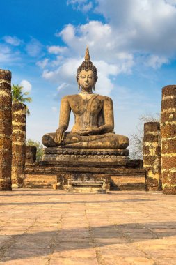 Wat Mahathat tapınakta Sukhothai Tarih Parkı, bir yaz günü Tayland