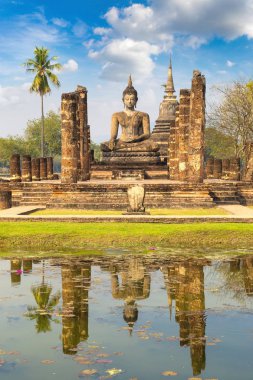 Wat Mahathat tapınakta Sukhothai Tarih Parkı, bir yaz günü Tayland