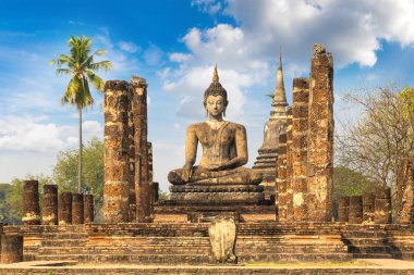 Wat Mahathat tapınakta Sukhothai Tarih Parkı, bir yaz günü Tayland
