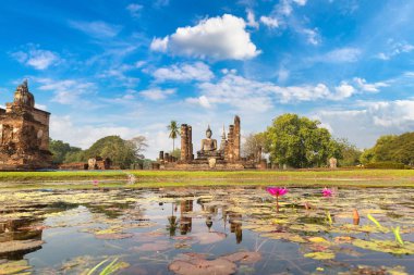 Wat Mahathat tapınakta Sukhothai Tarih Parkı, bir yaz günü Tayland