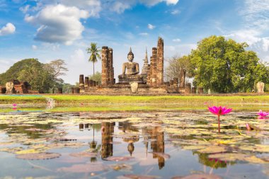 Wat Mahathat tapınakta Sukhothai Tarih Parkı, bir yaz günü Tayland