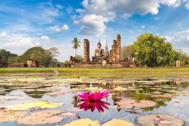 Wat Mahathat tapınakta Sukhothai Tarih Parkı, bir yaz günü Tayland