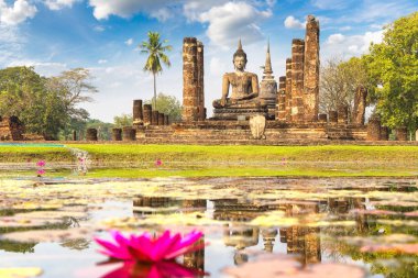 Wat Mahathat tapınakta Sukhothai Tarih Parkı, bir yaz günü Tayland