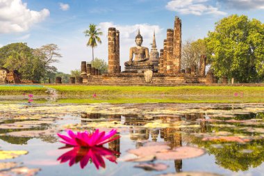 Wat Mahathat tapınakta Sukhothai Tarih Parkı, bir yaz günü Tayland
