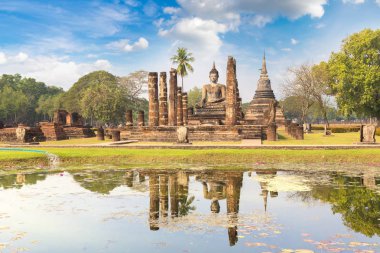 Wat Mahathat tapınakta Sukhothai Tarih Parkı, bir yaz günü Tayland