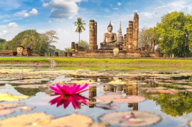 Wat Mahathat tapınakta Sukhothai Tarih Parkı, bir yaz günü Tayland