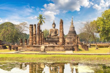 Wat Mahathat tapınakta Sukhothai Tarih Parkı, bir yaz günü Tayland