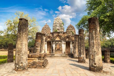 Sukhothai Tarih Parkı, bir yaz günü Tayland tapınakta Wat Si Sawai