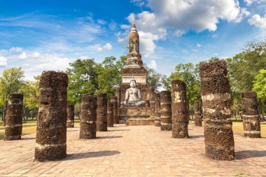 Traphang Ngoen tapınakta Sukhothai Tarih Parkı, bir yaz günü Tayland