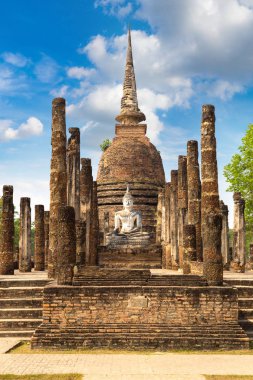 Sukhothai Tarih Parkı, bir yaz günü Tayland tapınakta Wat Sa Si