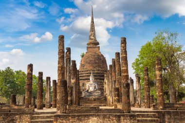 Sukhothai Tarih Parkı, bir yaz günü Tayland tapınakta Wat Sa Si