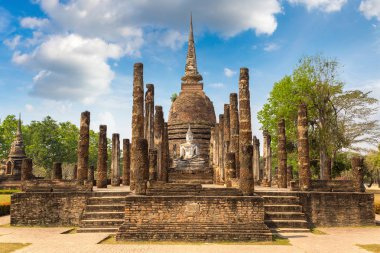Sukhothai Tarih Parkı, bir yaz günü Tayland tapınakta Wat Sa Si