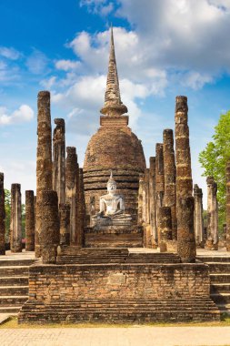 Sukhothai Tarih Parkı, bir yaz günü Tayland tapınakta Wat Sa Si