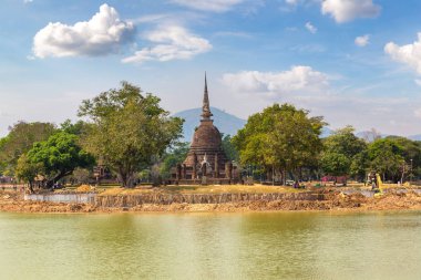 Sukhothai Tarih Parkı, bir yaz günü Tayland tapınakta Wat Sa Si