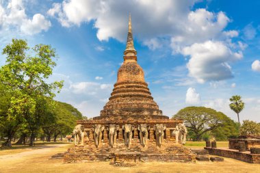 Wat Sorasak Tapınağı (fil Tapınağı) Sukhothai Tarih Parkı, bir yaz günü Tayland