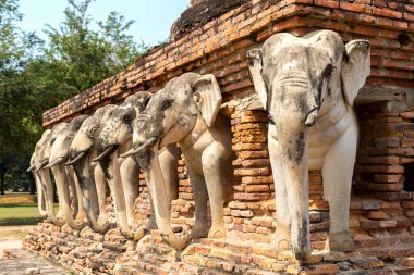 Wat Sorasak Tapınağı (fil Tapınağı) Sukhothai Tarih Parkı, bir yaz günü Tayland
