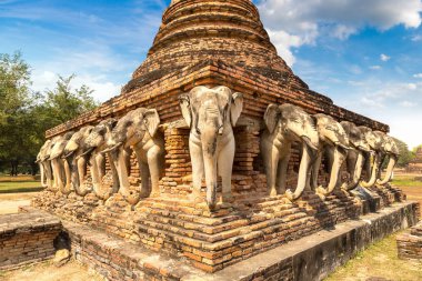Wat Sorasak Tapınağı (fil Tapınağı) Sukhothai Tarih Parkı, bir yaz günü Tayland