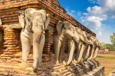 Wat Sorasak Tapınağı (fil Tapınağı) Sukhothai Tarih Parkı, bir yaz günü Tayland