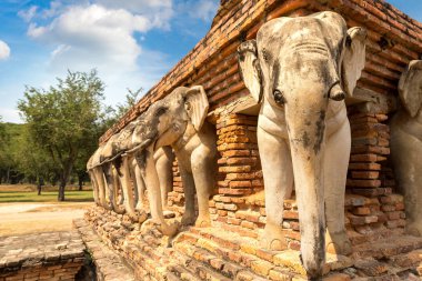 Wat Sorasak Tapınağı (fil Tapınağı) Sukhothai Tarih Parkı, bir yaz günü Tayland