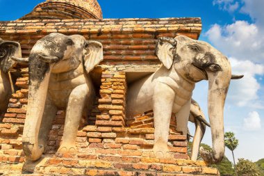 Wat Sorasak Tapınağı (fil Tapınağı) Sukhothai Tarih Parkı, bir yaz günü Tayland