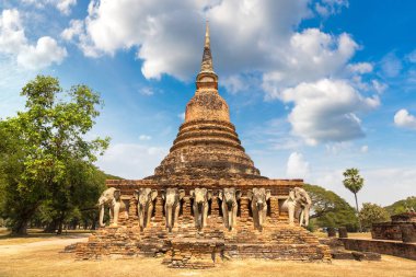 Wat Sorasak Tapınağı (fil Tapınağı) Sukhothai Tarih Parkı, bir yaz günü Tayland