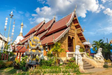 Wat Loi Khro - Chiang Mai, Tayland bir yaz günü tapınakta Budistler