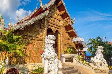 Wat Loi Khro - Chiang Mai, Tayland bir yaz günü tapınakta Budistler