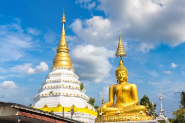 Wat Chiang Yuen - Chiang Mai, Tayland bir yaz günü tapınakta Budistler