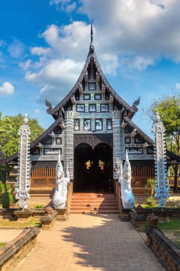 Wat Lok Molee (Wat Lok Moli) - Chiang Mai, Tayland bir yaz günü tapınakta Budistler
