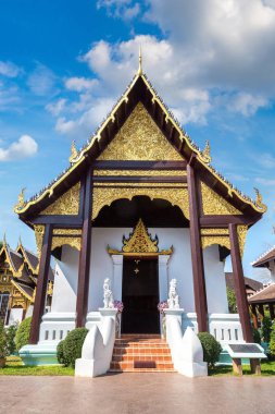 Wat Phan Tao - Chiang Mai, Tayland bir yaz günü tapınakta Budistler