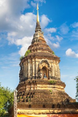 Wat Lok Molee (Wat Lok Moli) - Chiang Mai, Tayland bir yaz günü tapınakta Budistler