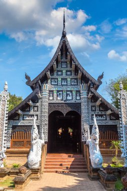 Wat Lok Molee (Wat Lok Moli) - Chiang Mai, Tayland bir yaz günü tapınakta Budistler