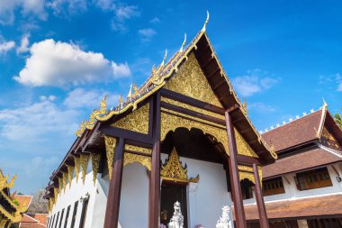 Wat Phan Tao - Chiang Mai, Tayland bir yaz günü tapınakta Budistler