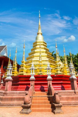Wat Phan Tao - Chiang Mai, Tayland bir yaz günü tapınakta Budistler