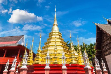 Wat Phan Tao - Chiang Mai, Tayland bir yaz günü tapınakta Budistler