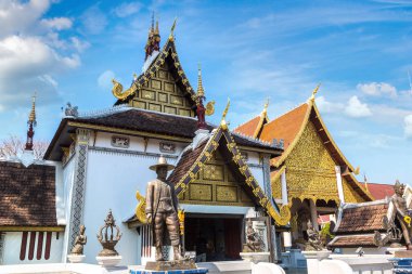 Wat Phra Singh - Chiang Mai, Tayland bir yaz günü tapınakta Budistler