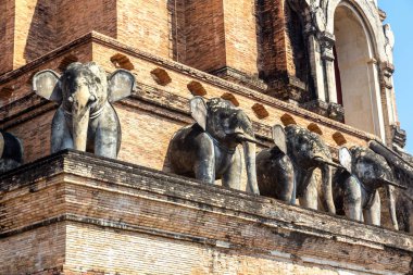 Chiang Mai, Tayland bir yaz günü Wat Chedi Luang tapınağında antik pagoda