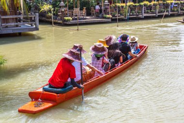 Bir yaz günü Tayland, Pattaya 'da yüzen pazar