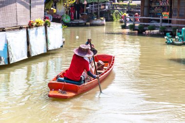 Bir yaz günü Tayland, Pattaya 'da yüzen pazar