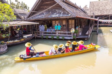 Bir yaz günü Tayland, Pattaya 'da yüzen pazar