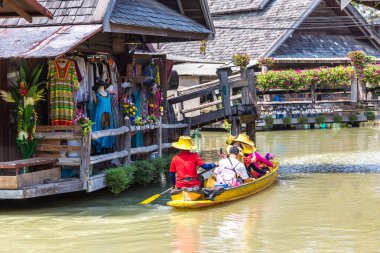 Bir yaz günü Tayland, Pattaya 'da yüzen pazar
