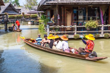 Bir yaz günü Tayland, Pattaya 'da yüzen pazar