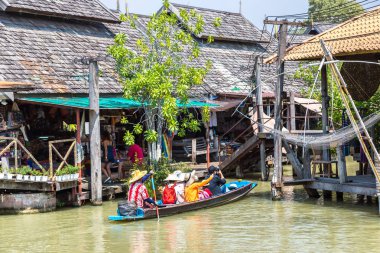 Bir yaz günü Tayland, Pattaya 'da yüzen pazar