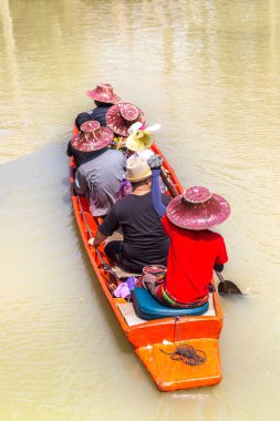 Bir yaz günü Tayland, Pattaya 'da yüzen pazar