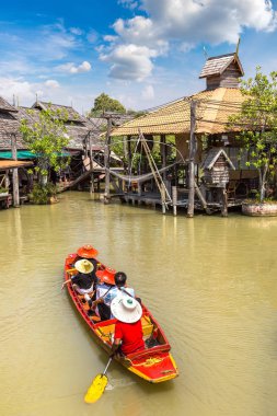 Bir yaz günü Tayland, Pattaya 'da yüzen pazar